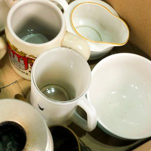 Lote de Candelabro Metálico con Placas de Cobre Repujado y Tazas Variadas - imagen 4