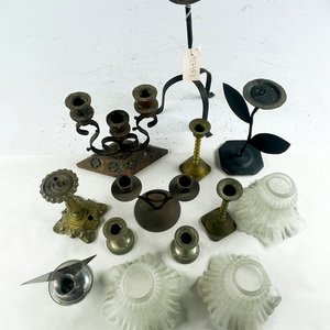 Lote de Candelabros de Metal y Tulipitas Esmeriladas - imagen 2