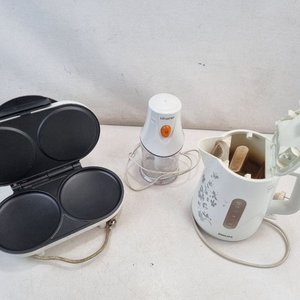 L 387 - Set De 3 Piezas - Practico set de electrodomesticos de cocina: wafflera, picador marca Kitcorner y jarra electrica Philips, todos funcionando - imagen 1