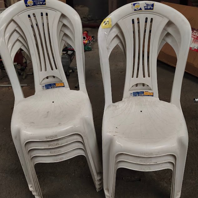 Conjunto de 7 Sillas Plásticas Blancas Apilables