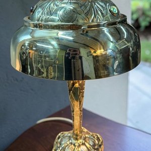 Lote anterior: Lámpara de Mesa Antigua en Bronce con Pantalla Repujada y Cabujones