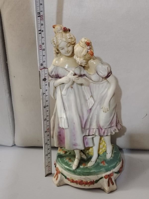 Figura de porcelana de damas con detalles y base decorada - imagen 3
