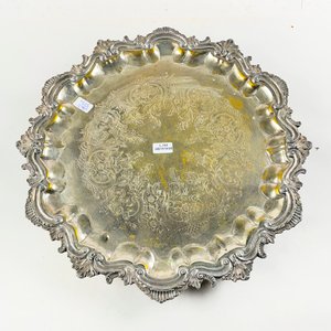Lote siguiente: Bandeja Antigua de Metal con Borde Repujado y Tres Patitas