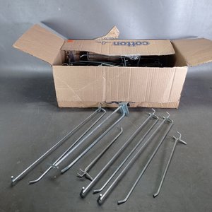 Más de 100 perchas en metal para exhibir en diferentes formas y tamaños.  - imagen 3