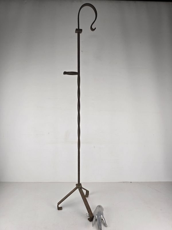 Antiguo Soporte de Hierro Forjado con Gancho