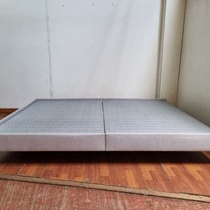 Lote anterior: Sommier de Dos Cuerpos Gris Claro con Patas Metálicas