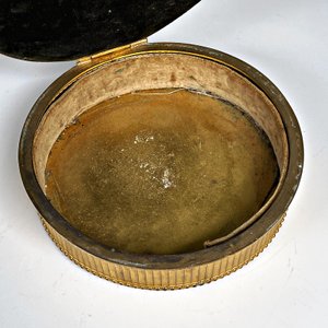 Cofre Alhajero Redondo de Bronce con Medallón Decorativo - imagen 4