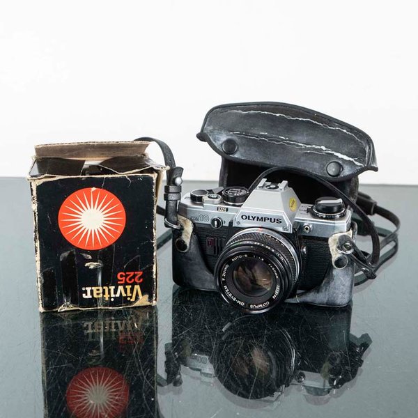 Cámara Olympus OM10 con Flash y Estuche Vintage