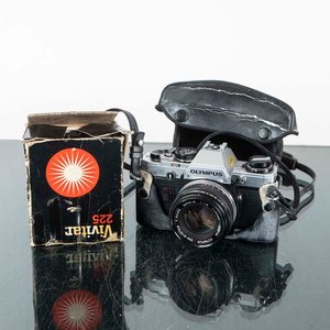 Cámara Olympus OM10 con Flash y Estuche Vintage - imagen 1