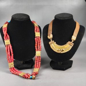 Lote siguiente: Dos Collares Artesanales: Étnico con Cuentas de Vidrio y Metal, y Diseño en Relieve