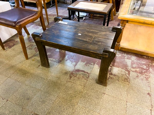 Mesa baja de madera oscura estilo rústico