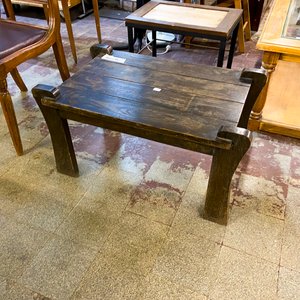 Lote siguiente: Mesa baja de madera oscura estilo rústico