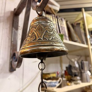 Campana Decorativa de Bronce con Soporte de Hierro Forjado - imagen 3