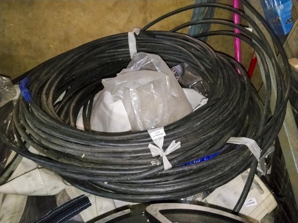 Varios Rollos de Cable Eléctrico Negro