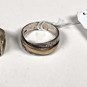 Dos Anillos de Plata y Oro con Diseño Floral y Grabado - imagen 4