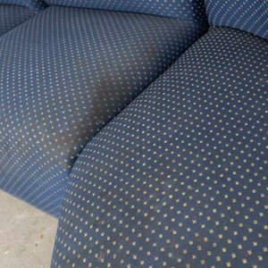 Conjunto de Living Tapizado en Tela Azul con Esquinero de Madera - imagen 3
