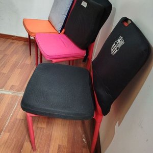 Lote de 3 Sillas de Comedor Tapizadas Rojas con Almohadones - imagen 2