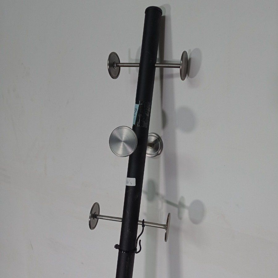 Perchero de metal con seis perchas y base desoldada - imagen 3