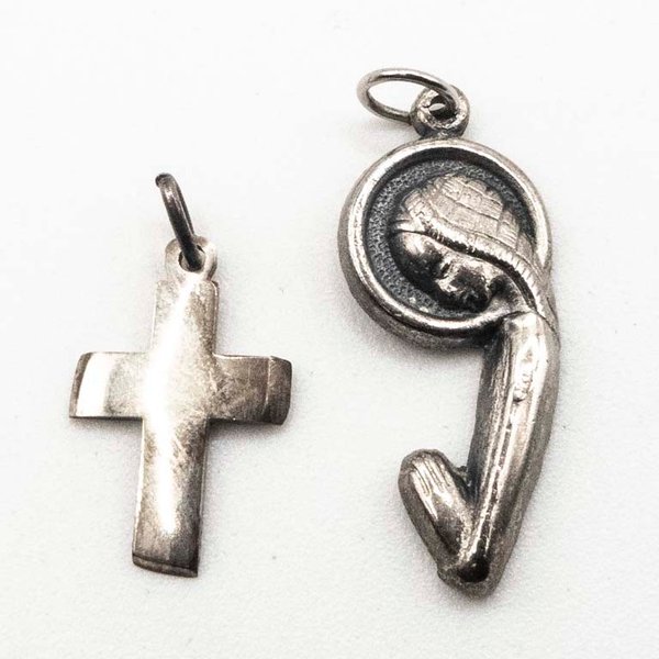 Par de Dijes Religiosos de Plata: Cruz y Virgen - imagen 1