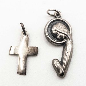 Lote siguiente: Par de Dijes Religiosos de Plata: Cruz y Virgen