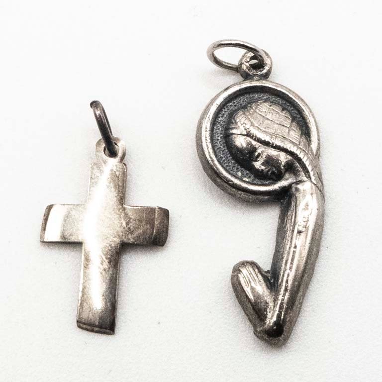 Par de Dijes Religiosos de Plata: Cruz y Virgen