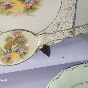 Lote de Porcelana Variada: Platos Decorativos, Ensaladera y Jarrita - imagen 4