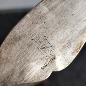 Set de 5 Utensilios de Metal con Grabados Estilo Antiguo - imagen 4