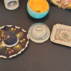 Conjunto Decorativo: Plato Azul, Figuras y Recipientes - imagen 3