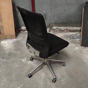 Silla de Oficina Negra con Respaldo de Malla y Base Metálica - imagen 2
