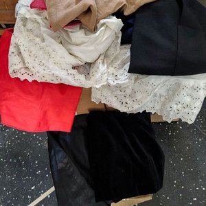 Lote de Ropa de Dama y Telas Variadas - imagen 2