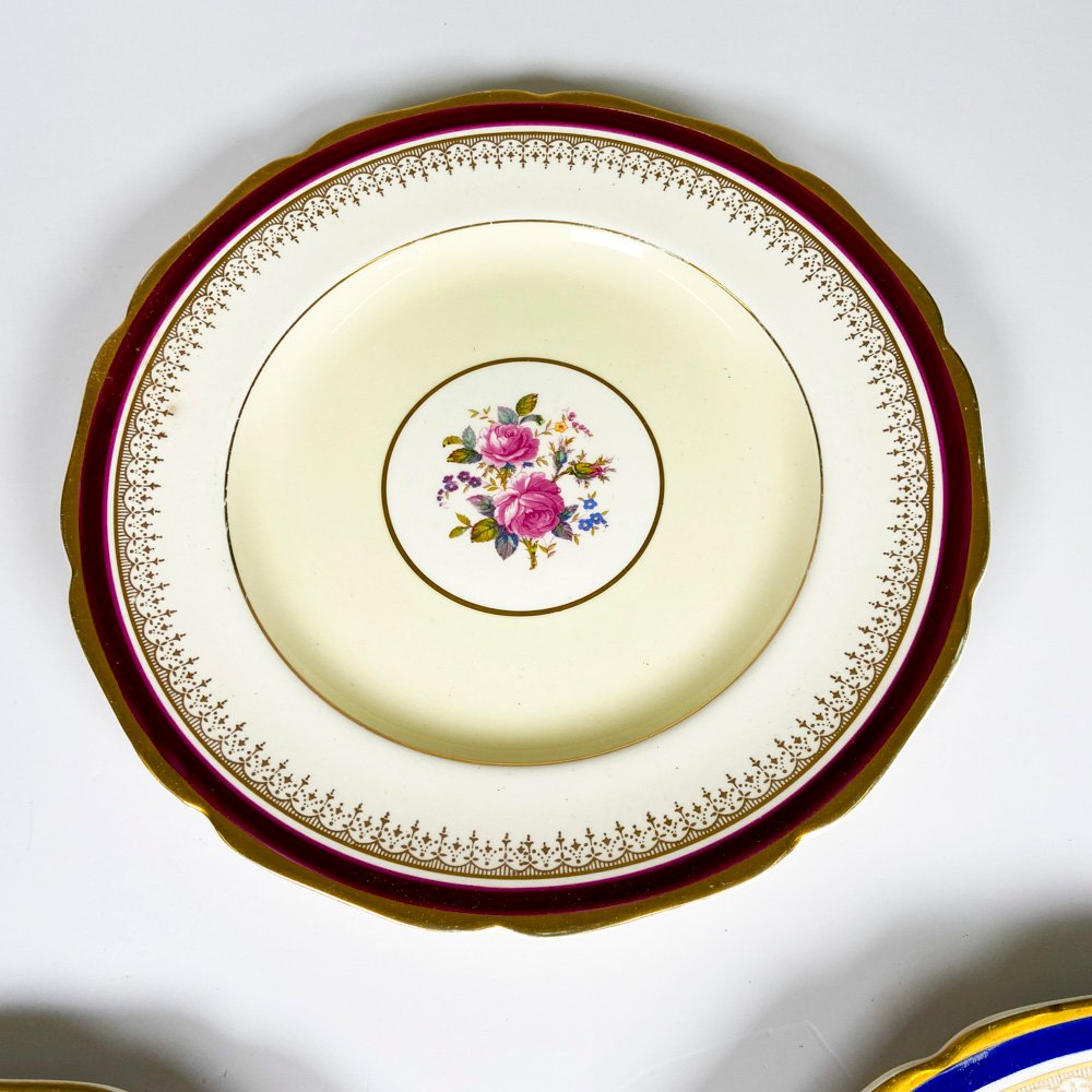 Tres platos de loza inglesa con decoración floral - imagen 4