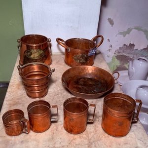 Lote de 8 Artículos de Cobre: Ollitas, Paellera y Medidores - imagen 6