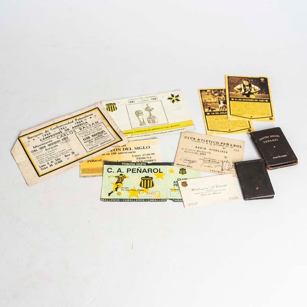 Lote siguiente: Tarjetas de Peñarol y recuerdos del club