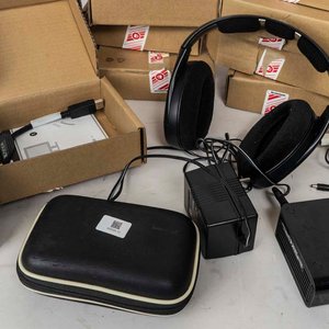 Lote de Cables DVI, Auriculares Sennheiser y Router - imagen 2