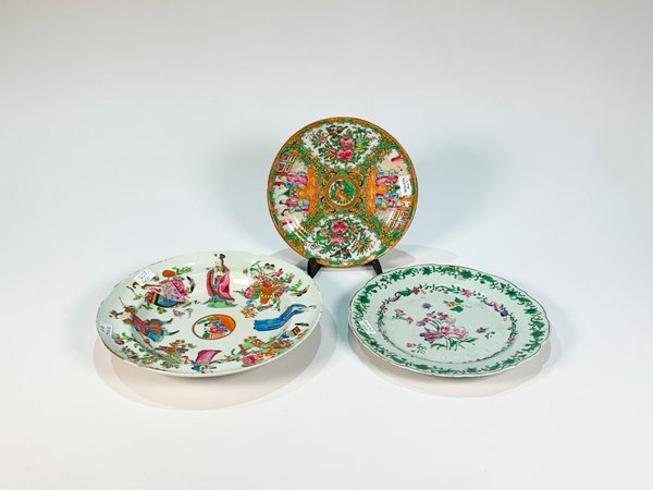 Lote de Tres Platos Orientales de Porcelana y Losa con Decoración Floral y de Personajes - imagen 1