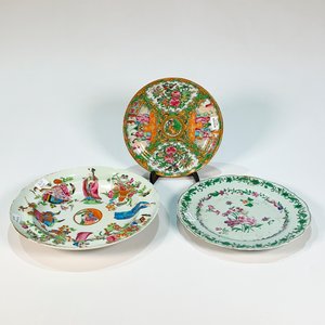 Lote anterior: Lote de Tres Platos Orientales de Porcelana y Losa con Decoración Floral y de Personajes