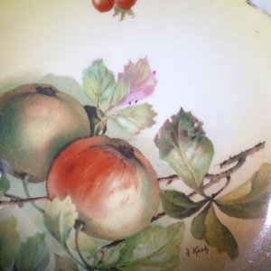 Plato de Porcelana con Manzanas y Firma A. Koch - Diámetro 19.5 cm - imagen 2
