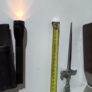 Cofre Marrón, Abrecartas Daga, Linterna Maglite y Petaca "Swing" - imagen 5