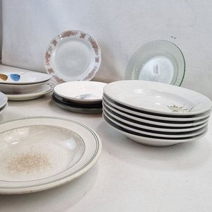Lote de 19 Platos de Porcelana y Loza con Diseños Variados, Incluye Porcelana Olmos - imagen 4