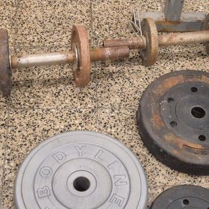 Banco de Musculación con Barra, Mancuernas y Discos de Pesas - imagen 10