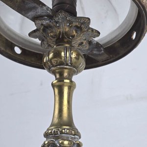 Lámpara de Bronce con Tulipa Esmerilada y Base Ornamentada - imagen 5