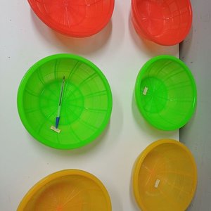 Lote de 100 Coladores Plásticos de 28cm en Colores Vivos - imagen 2