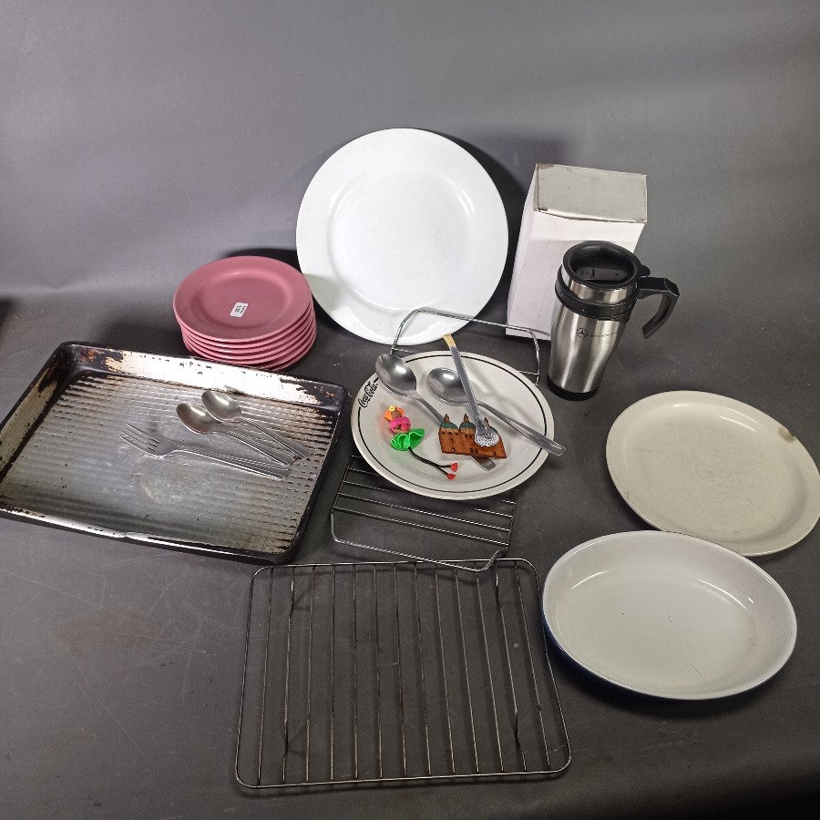 Lote de Vajilla y Utensilios de Cocina: Asadera, Platos, Fuente y Termo Mercedes-Benz