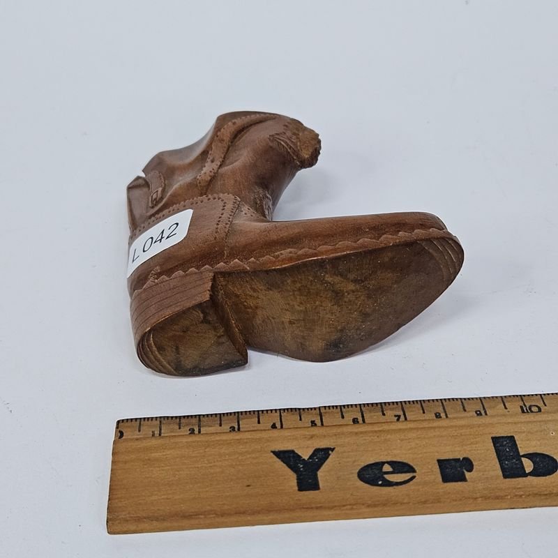 Destapador artesanal en madera con forma de bota - imagen 3