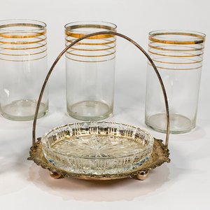 Conjunto de Cristalería y Metal: 4 Vasos Altos con Detalles Dorados, Dulcera Tallada y Bombonera - imagen 2