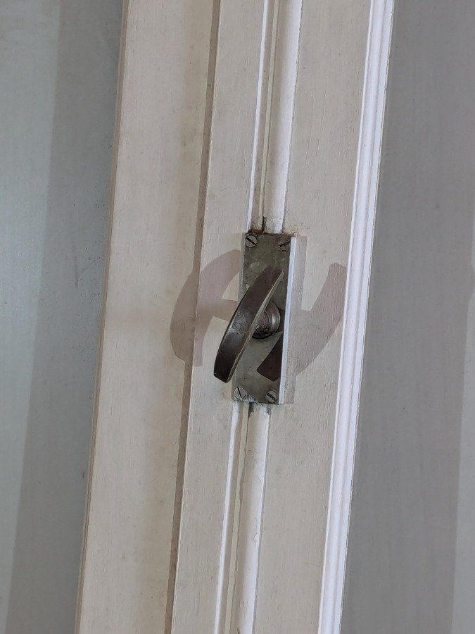 Puerta de madera con dos hojas batientes y marco en cedro - imagen 6