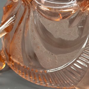 Centro de Mesa Vintage de Vidrio Rosa con Asas y Relieves Mitológicos - imagen 8
