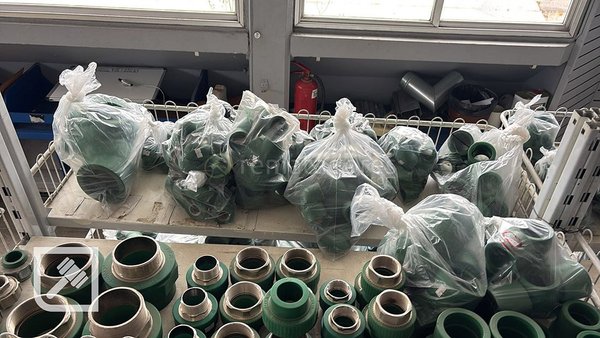Lote de Conexiones y Accesorios de Plomería Verdes