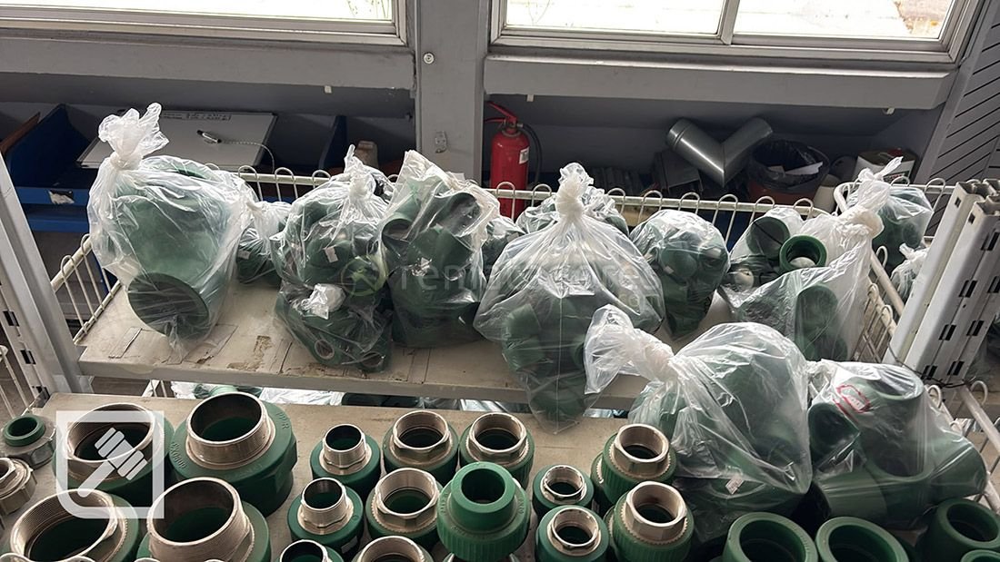 Lote de Conexiones y Accesorios de Plomería Verdes