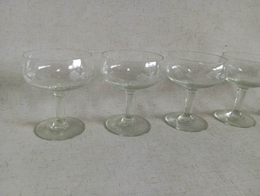 Copas de vino antiguas de vidrio verde - imagen 4